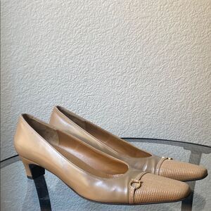 SALVATORE FERRAGAMO tan beige snake skin cap toe heel pumps shoes 7 1/2 narrow